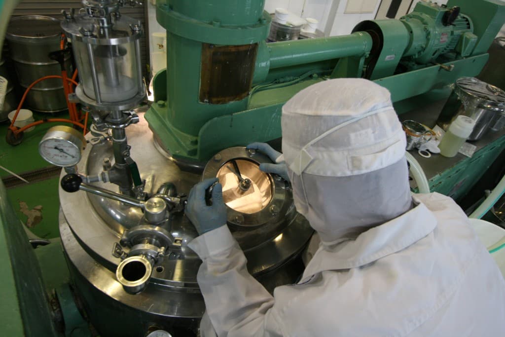 製造工程での品質管理（ミキシングタンクの点検）